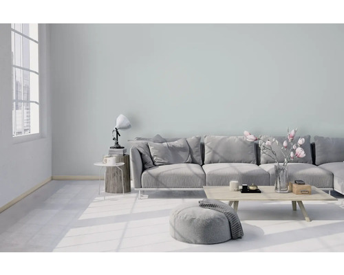 Svetlý obývací pokoj s pohovkou, stoličkou, stolom a dekoráciou