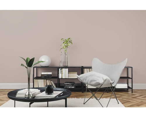 Obývacia izba s policou, kreslom a stolom