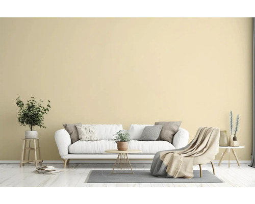 Obývacia izba s pohovkou, kreslom a dekoráciou