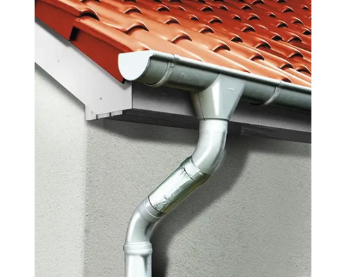 Kovový odkvap na streche domu