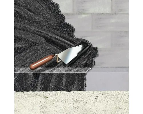 Nanášanie tesniacej malty murárskou lyžicou na podklad