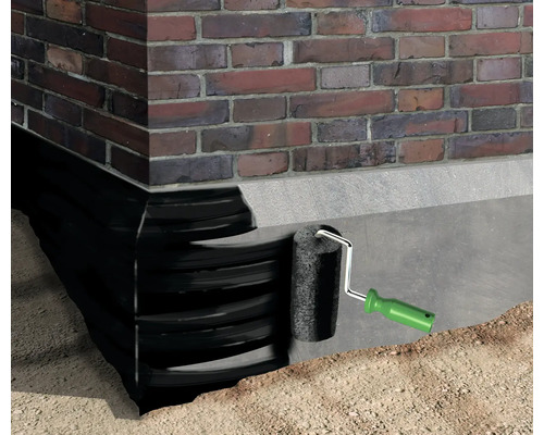 Izolácia vonkajšej steny s nopovou fóliou a maliarskym valčekom na tehlovej stene