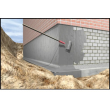 Vonkajšia hydroizolácia steny domu pomocou valčeka