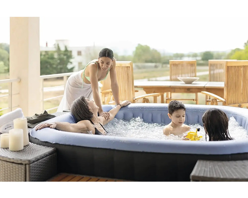 Rodina relaxuje v nafukovacej vírivke na terase