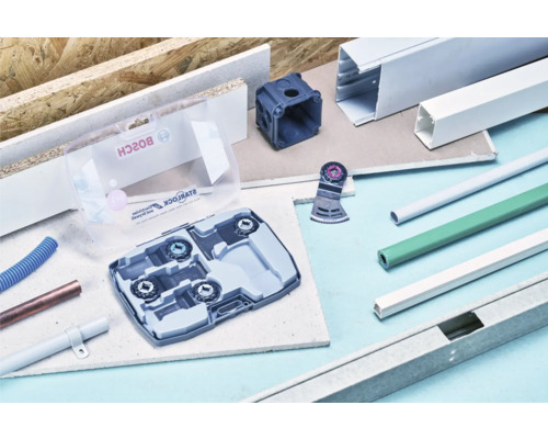 Rôzne stavebné materiály, vrátane sady nástrojov Bosch Starlock, káblov, rúrok a profilov