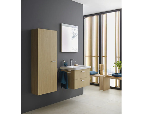 Kúpeľňa s umývadlom, zrkadlovou skrinkou a vysokou skrinkou vo vzhľade dreva