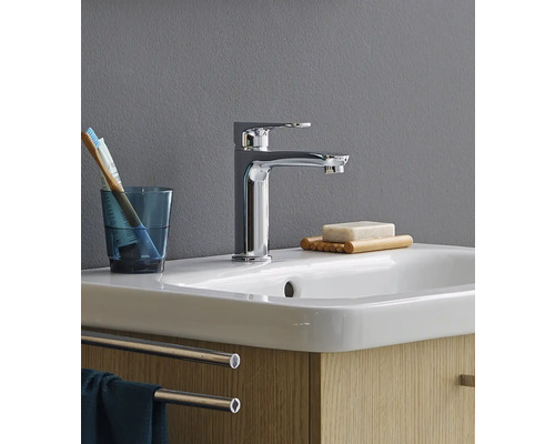 Umývadlo v kúpeľni s batériou, mydlom a zubnými kefkami