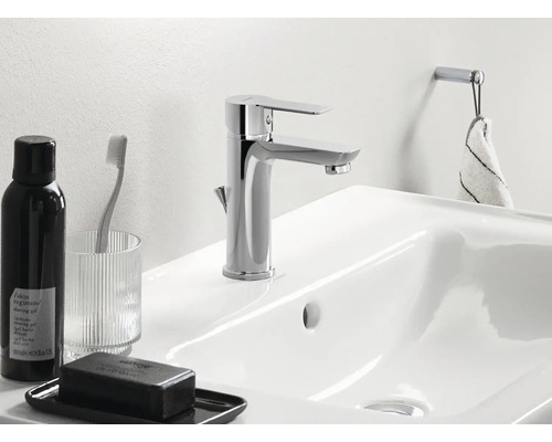 Detailný pohľad na umývadlo s batériou, mydlo, pohár na zubnú kefku a držiak na uteráky