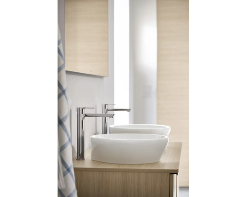 Kúpeľňa s dvoma keramickými umývadlami na dosku a batériami na drevenej skrinke