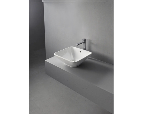 Keramické umývadlo s batériou na poličke