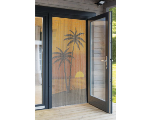Dverový záves s motívom palmy pred otvorenými dverami