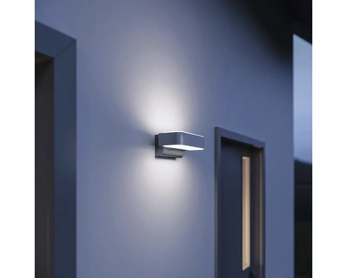 Vonkajšie nástenné svietidlo z hliníka namontované na stene domu