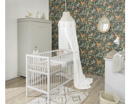 Detská izba s postieľkou, skriňou, prebaľovacím pultom a tapetou s lesnými zvieratami