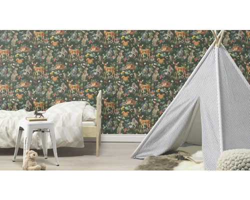 Detská izba s tapetou s lesnými zvieratami, hracím stanom a detskou posteľou