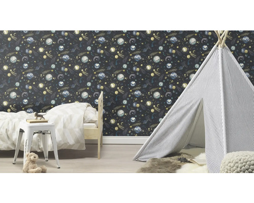 Detská izba s posteľou, hracím stanom a tapetou s motívom vesmíru