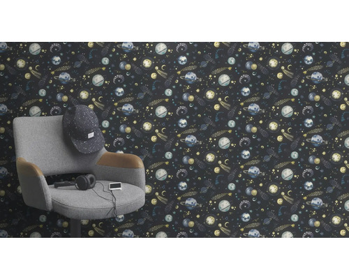 Izba s tapetou s motívom vesmíru, stoličkou, slúchadlami a šiltovkou