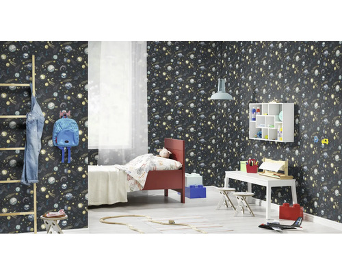 Detská izba s tapetou s motívom vesmíru, posteľou, písacím stolom a rebríkovou policou pre svetlé a usporiadané prostredie.