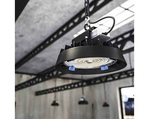 Závesná lampa s LED technológiou pripevnená k reťazi