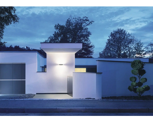 Exteriér domu s vonkajším osvetlením na fasáde