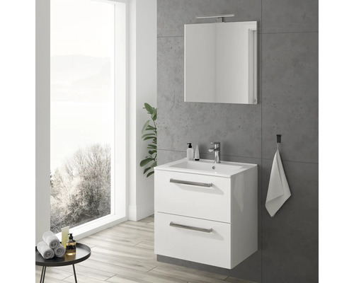 Moderná kúpeľňa s umývadlovou skrinkou, zrkadlom a umývadlom