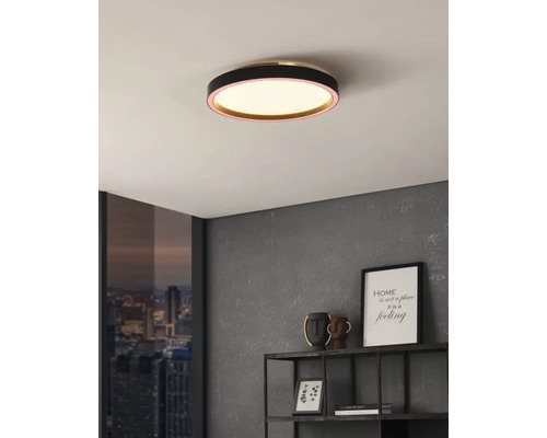 Guľaté stropné svietidlo v modernom interiéri.