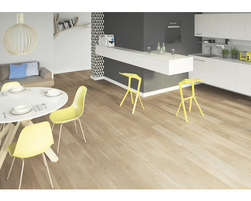 Svetlá obývacia izba s drevenou podlahou, jedálenským stolom, stoličkami a kuchynským kútom