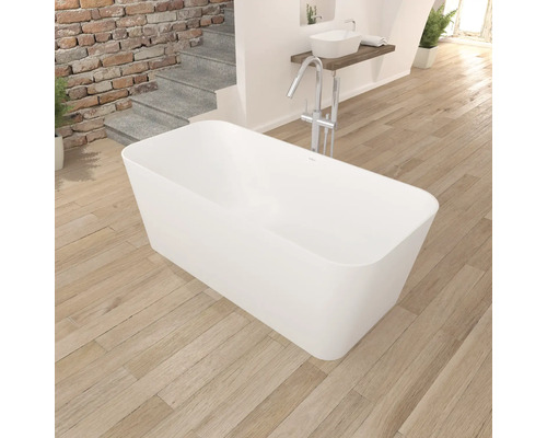 Voľne stojaca vaňa v kúpeľni s drevenou podlahou a umývadlom