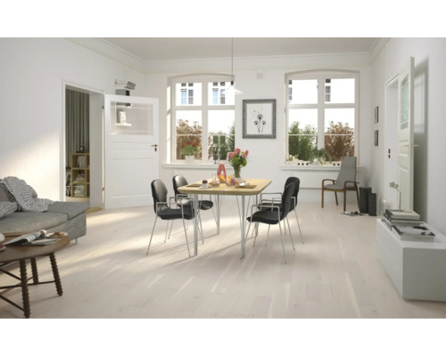 Svetlá obývacia izba s drevenou podlahou, jedálenským stolom a stoličkami