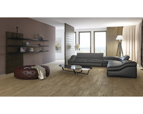 Obývacia izba s čiernou koženou sedačkou, konferenčným stolíkom a policami