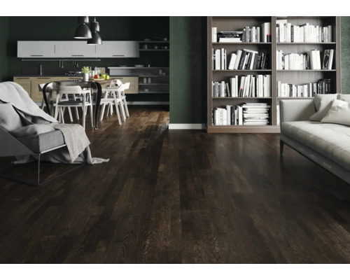 Obývacia izba s tmavou drevenou podlahou, knižnicou, pohovkou a jedálenským kútom