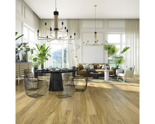 Svetlá obývacia izba s jedálenským stolom, pohovkou, izbovými rastlinami a dvoma lustrami