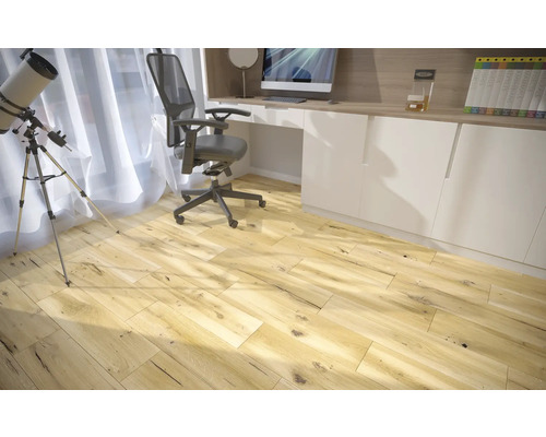 Drevená podlaha v pracovni s písacím stolom, kancelárskou stoličkou a teleskopom