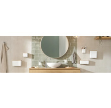 Kúpeľňa s umývadlom, zrkadlom, batériou, úložnými boxami a doplnkami