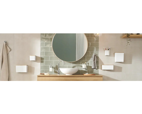 Kúpeľňa s umývadlom, zrkadlom, batériou, úložnými boxami a doplnkami