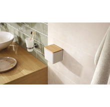 Kúpeľňová scéna s umývadlom, pohárom na zubné kefky a krabicou na papierové vreckovky