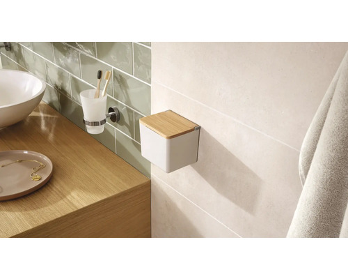 Kúpeľňová scéna s umývadlom, pohárom na zubné kefky a krabicou na papierové vreckovky