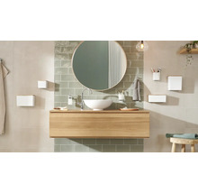 Kúpeľňa s umývadlom, zrkadlom, úložnými boxmi, dávkovačom mydla a pohárom na zubné kefky