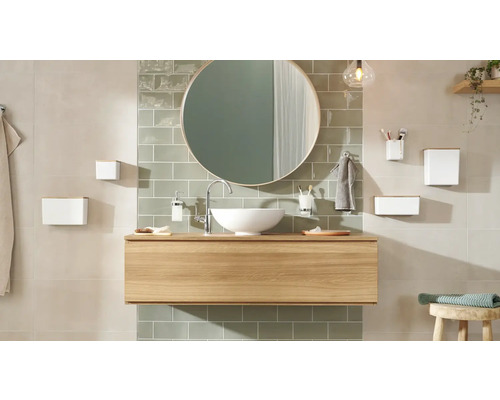 Kúpeľňa s umývadlom, zrkadlom, úložnými boxmi, dávkovačom mydla a pohárom na zubné kefky