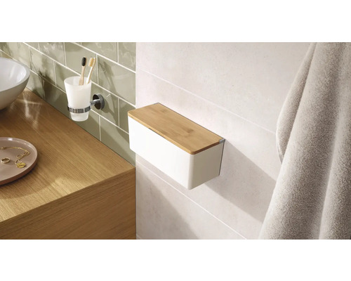 Pohľad do kúpeľne s pohárom na zubné kefky a krabicou na kozmetické vreckovky s bambusovým vekom