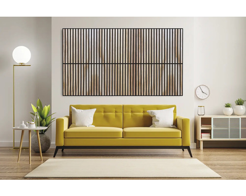 Obývacia izba s akustickými panelmi na stene a žltou pohovkou