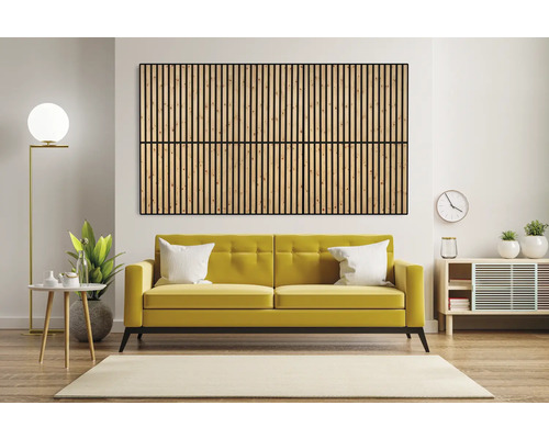 Obývacia izba so žltou pohovkou, kobercom a drevenými lamelovými stenovými panelmi