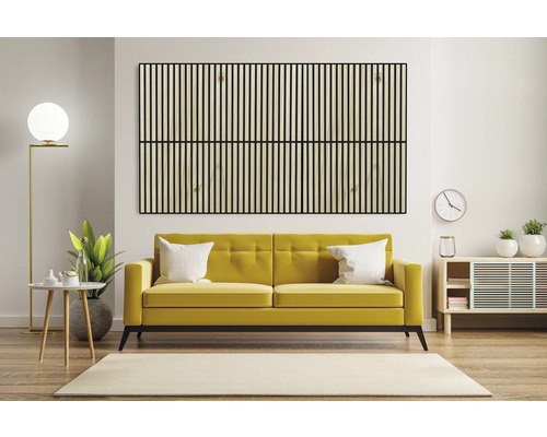 Obývacia izba s dreveným obkladom stien nad pohovkou.