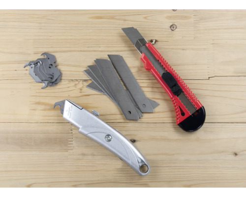 Dva nože a čepele na drevenom pozadí