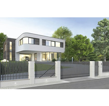 Moderný dom s plotom a posuvnou bránou