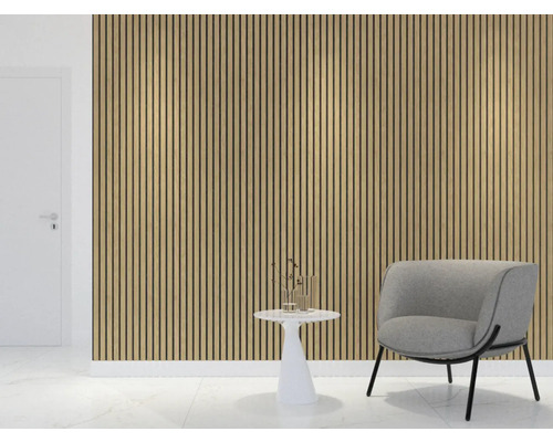 Pohľad do miestnosti s nástennými panelmi, kreslom a stolom