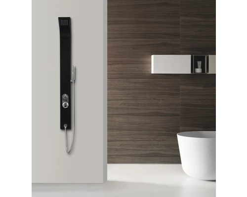 Kúpeľňa so sprchovacím panelom, vaňou a nástennou policou