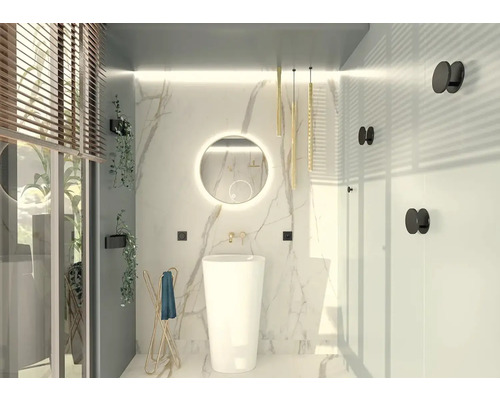 Kúpeľňa s voľne stojacim umývadlom, zrkadlom s osvetlením a držiakmi na uteráky