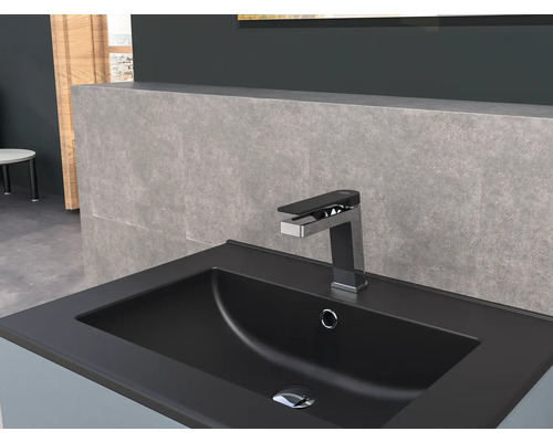 Čierne umývadlo s batériou v kúpeľni