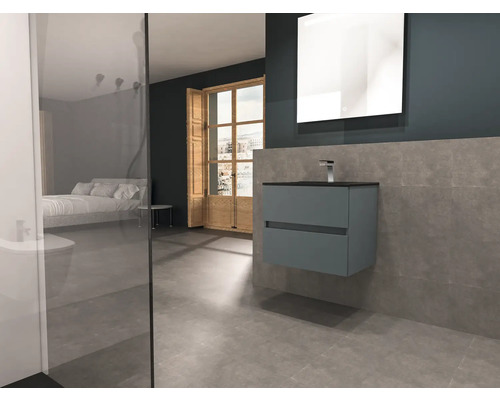 Moderná kúpeľňa s umývadlovou skrinkou, zrkadlom a otvoreným priestorom na spanie