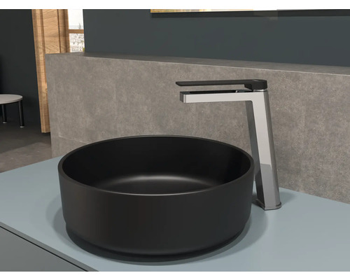 Čierne umývadlo na dosku s chrómovanou batériou v kúpeľni